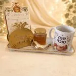 מארז ראש השנה על מגש – ספל, דבש ושופר
